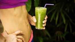 Así se prepara el batido con piña y espinaca que promete desinflamar el abdomen