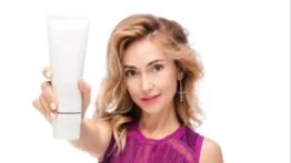 El mejor aliado para las canas: champú milagroso que también quieren las rubias