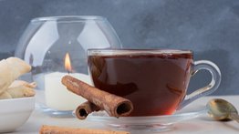 La forma correcta de beber té de jamaica y canela para relajarse antes de dormir