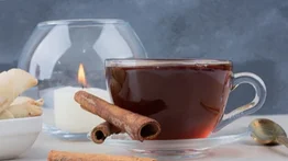 La forma correcta de beber té de jamaica y canela para relajarse antes de dormir
