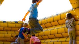 Varios niños lesionados en Texas tras vuelco de juego inflable: ráfaga de viento produjo el accidente