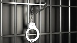 Diez reclusos escapan de una cárcel en Nueva Orleans con la ayuda del personal: salen por un agujero detrás del inodoro