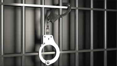 Diez reclusos escapan de una cárcel en Nueva Orleans con la ayuda del personal: salen por un agujero detrás del inodoro