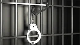 Diez reclusos escapan de una cárcel en Nueva Orleans con la ayuda del personal: salen por un agujero detrás del inodoro