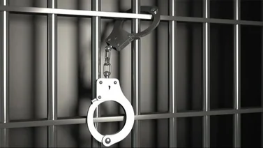 Diez reclusos escapan de una cárcel en Nueva Orleans con la ayuda del personal: salen por un agujero detrás del inodoro