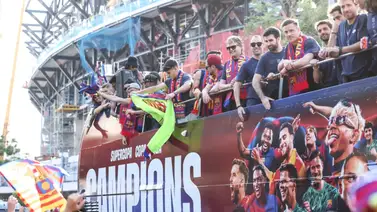 Polémica en la celebración del FC Barcelona: Iñigo Martínez y la bandera separatista Polémica en la celebración del FC Barcelona: Iñigo Martínez y la bandera separatista