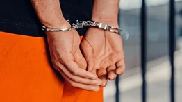 Arrestan a joven de 19 años por grabar a su vecino mientras se bañaba