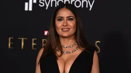 Salma Hayek desafía los cánones de belleza al protagonizar la portada de Sports Illustrated a los 58 años