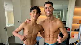 En video: Cristiano Jr. recrea icónico look de su padre