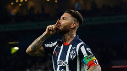 Sergio Ramos saca sus pasos prohibidos con dos mujeres y al ritmo de Taylor Swift