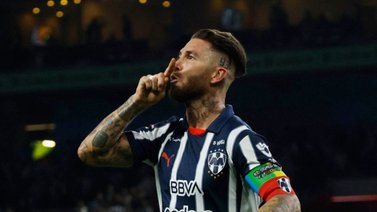Sergio Ramos saca sus pasos prohibidos con dos mujeres y al ritmo de Taylor Swift