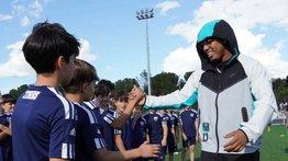 Myke Towers y David Villa unen el fútbol y la música para ayudar a comunidades vulnerables