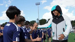Myke Towers y David Villa unen el fútbol y la música para ayudar a comunidades vulnerables