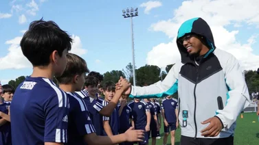 Myke Towers y David Villa unen el fútbol y la música para ayudar a comunidades vulnerables