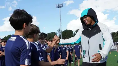 Myke Towers y David Villa unen el fútbol y la música para ayudar a comunidades vulnerables Myke Towers y David Villa unen el fútbol y la música para ayudar a comunidades vulnerables