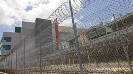 Arrestan a trabajador de limpieza por complicidad en fuga de 10 reclusos en prisión de Orleans