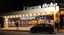 Mujer celebraba su cumpleños en el cine y el techo le cayó encima: veía la película "Destino Final"