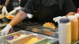 Nuevo informe revela que el costo promedio de la comida rápida superó los $10: conozca los lugares más costosos