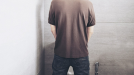 ¿Esto te pasa al ir al baño? Podría ser más grave de lo que imaginas