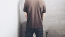 ¿Esto te pasa al ir al baño? Podría ser más grave de lo que imaginas