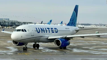 Mensaje alarmante en el baño provoca regreso de vuelo de United Airlines a Hawái: FBI inicia investigación