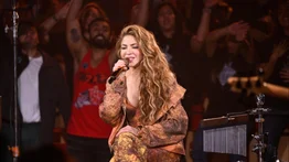 En video: Shakira revive Antología en Jimmy Fallon tras 30 años de su lanzamiento