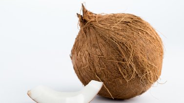 El coco es el único exfoliante que tu piel necesita: aprende a utilizarlo