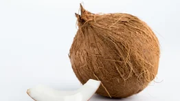 El coco es el único exfoliante que tu piel necesita: aprende a utilizarlo