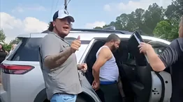 Agentes de Carolina del Norte irrumpen violentamente a un funeral: detuvieron a un hombre por error
