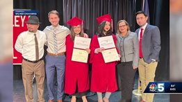 El noble gesto de una escuela en Vermont: adelantaron graduación a dos inmigrantes hispanas que se autodeportaron 