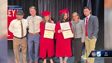 El noble gesto de una escuela en Vermont: adelantaron graduación a dos inmigrantes hispanas que se autodeportaron 