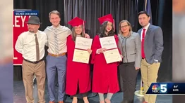 El noble gesto de una escuela en Vermont: adelantaron graduación a dos inmigrantes hispanas que se autodeportaron 