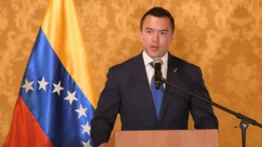 Daniel Noboa otorga nacionalidad a cirujano venezolano reconocido por trasplantes renales: el médico es graduado de la ULA