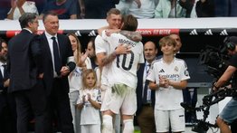 El adiós a Luka Modric: un Bernabéu conmovido y el abrazo con Toni Kroos