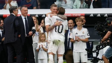 El adiós a Luka Modric: un Bernabéu conmovido y el abrazo con Toni Kroos