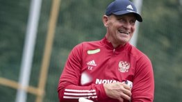 Escándalo en el fútbol: descubren a entrenador casado con dos mujeres en Rusia
