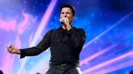 Chayanne se pone bufanda con la bandera de Venezuela y desata pasiones durante concierto en España