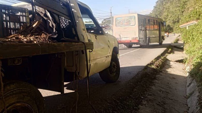 Vehículo de carga pierde el control en el kilómetro 19 de El Junquito: cayó en una cuneta Vehículo de carga pierde el control en el kilómetro 19 de El Junquito: cayó en una cuneta