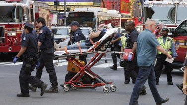 New York: Colapsó una escalera durante rescate y fallece un inmigrante