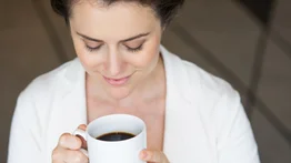 Tomar café alarga la vida: afamado cardiólogo revela la mejor hora para ingerirlo