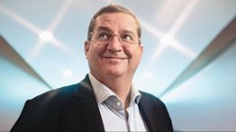 El venezolano Abel Avellan se enfrenta a Elon Musk para llevar Internet al espacio 