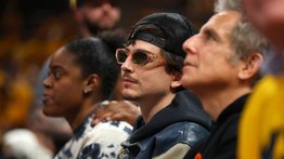Timothée Chalamet y sus relojes con diamantes: el glamour en las finales de la NBA