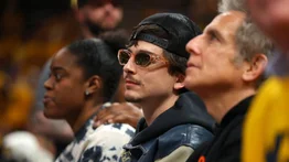 Timothée Chalamet y sus relojes con diamantes: el glamour en las finales de la NBA