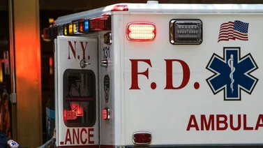 Bebé sobrevive tras caer desde un segundo piso en Nueva York: fue hospitalizado en estado crítico