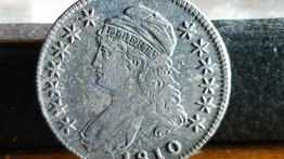 Conoce la moneda de 25 centavos que se subastó por $600.000: este es el valioso error que la hace única