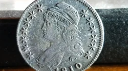 Conoce la moneda de 25 centavos que se subastó por $600.000: este es el valioso error que la hace única