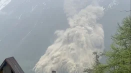 Colapso de glacial causa avalancha de hielo y piedras en Suiza: sepultó un pueblo 