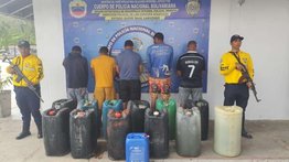 Caen cinco hombres por tráfico de combustible: PNB incauta 12 bidones de gasolina
