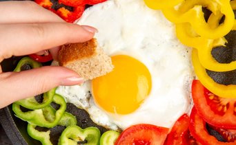 Revelan el secreto para comer muchos huevos sin subir el colesterol: lo explica científico de Harvard
