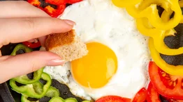Revelan el secreto para comer muchos huevos sin subir el colesterol: lo explica científico de Harvard